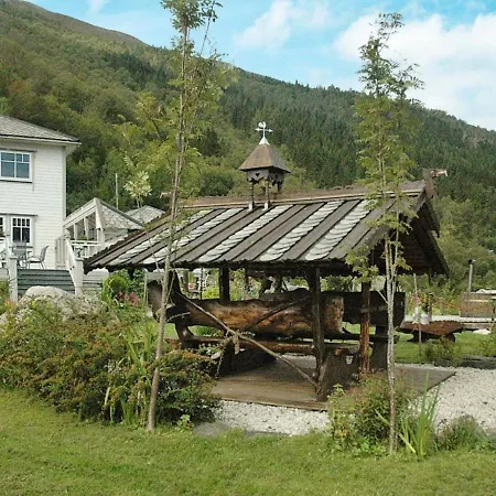Five-bedroom In Syvde Holiday home Myklebost