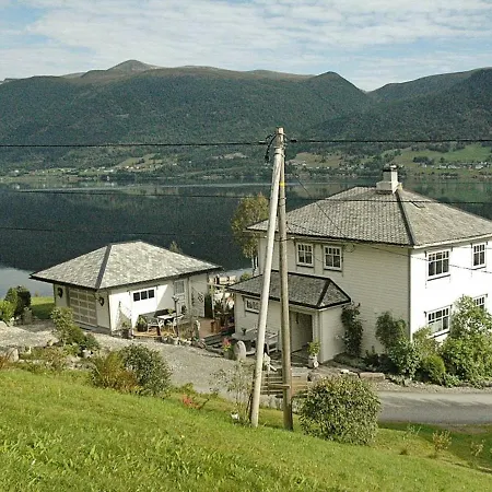 Five-bedroom In Syvde * Myklebost