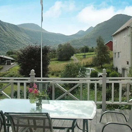 11 Person In Syvde Myklebost (Vanylven)