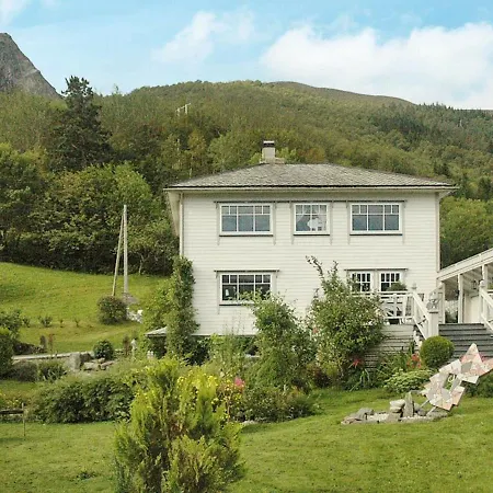 Five-bedroom In Syvde *