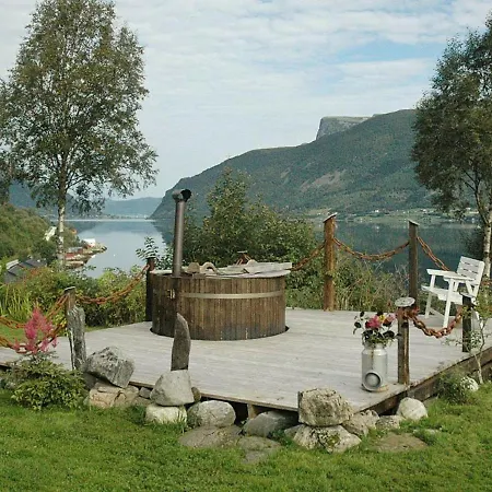 Five-bedroom In Syvde Myklebost