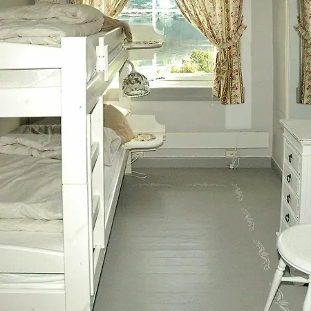 Five-bedroom In Syvde * Myklebost