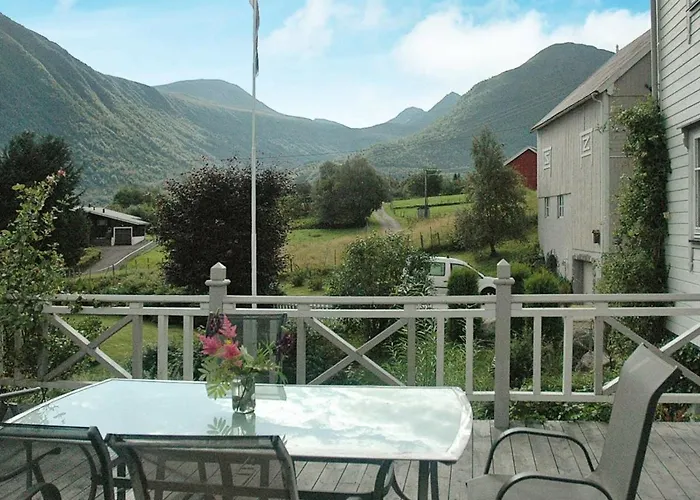 11 Person In Syvde Myklebost (Vanylven)