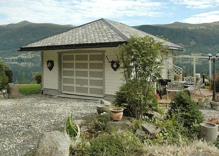 11 Person In Syvde Myklebost (Vanylven)