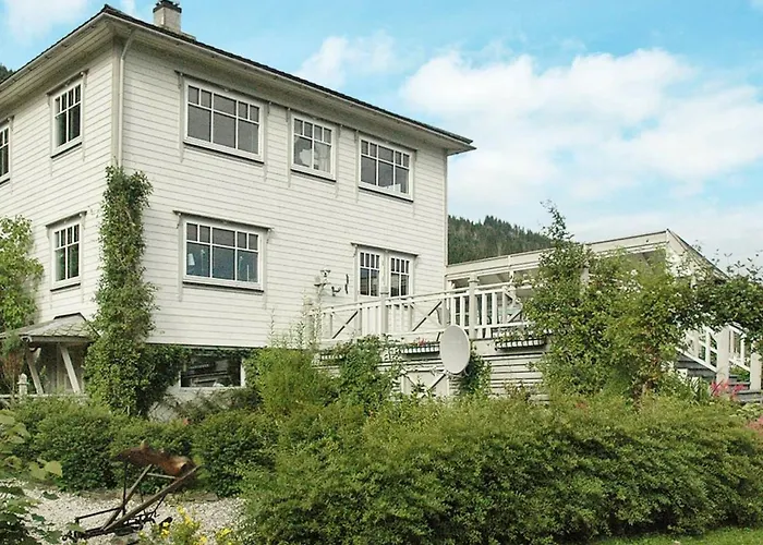 11 Person In Syvde * Myklebost (Vanylven)