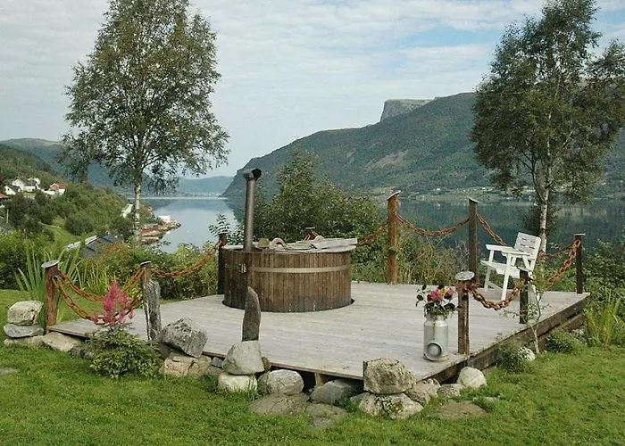 11 Person In Syvde Myklebost (Vanylven)