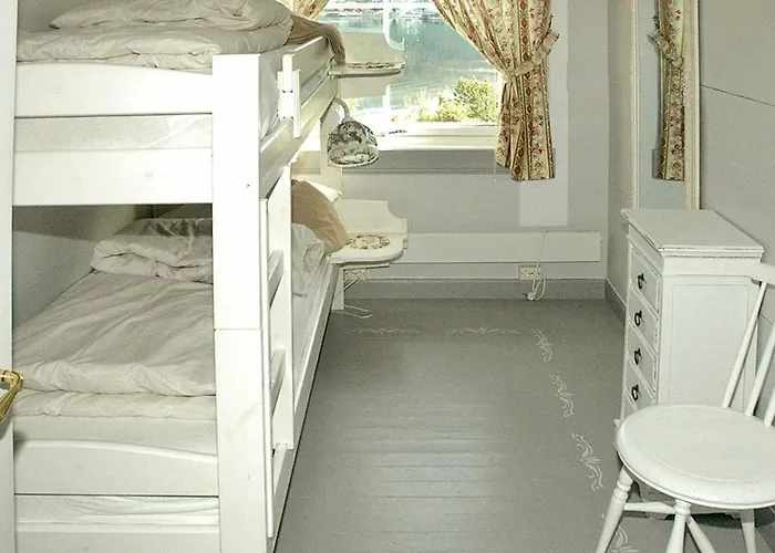 11 Person In Syvde * Myklebost (Vanylven)