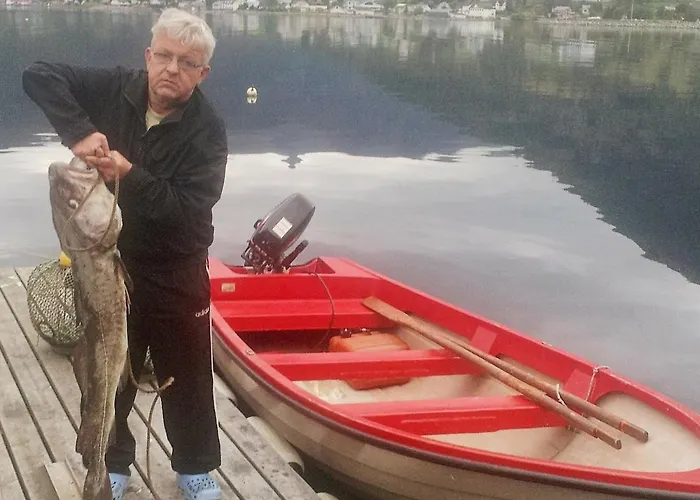 11 Person In Syvde Myklebost (Vanylven)